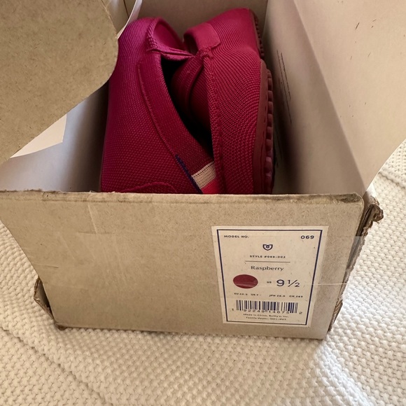 Worn a few times. Excellent condition. - Picture 3 of 5